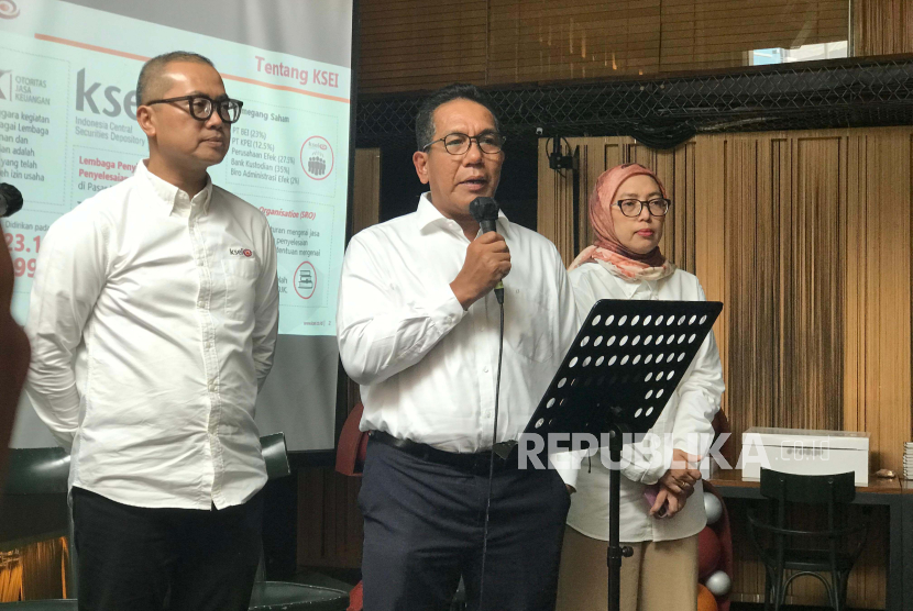 Direktur Utama PT Kustodian Sentral Efek Indonesia (KSEI) Samsul Hidayat (tengah) menjelaskan kesiapannya menjalanan rencana strategis dalam acara Media Gathering di Jakarta, Rabu (27/12/2023). 