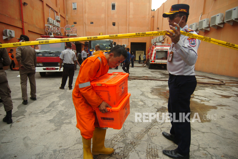 Petugas membawa barang-barang saat evakuasi korban kebakaran tempat karaoke di Tegal, Jawa Tengah, Senin (15/1/2024). 