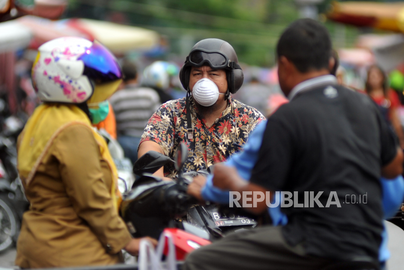 Warga menggunakan masker saat berbelanja di Pasar Raya Padang, Sumatera Barat, Senin (6/4/2020).  Pemkot Padang mulai Senin (6/4/2020) mewajibkan penggunaan masker bagi setiap warga yang keluar rumah dan pendatang untuk mengantisipasi penyebaran COVID-19, jika aturan tersebut dilanggar maka akan didenda dengan membayar menggunakan masker sebanyak dua buah