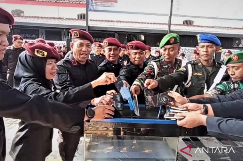 Lapas Ngawi Musnahkan 56 Handphone Hasil Razia