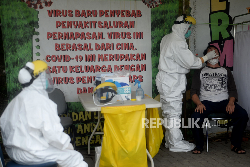 Kementerian Kesehatan (Kemenkes) menginstruksikan kepada kepala dinas kesehatan baik provinsi maupun kabupaten/kota di seluruh Indonesia agar meningkatkan testing dan tracing selama masa Pemberlakuan Pembatasan Kegiatan Masyarakat (PPKM). (Foto ilustrasi: Petugas kesehatan melakukan tes usap PCR COVID-19)