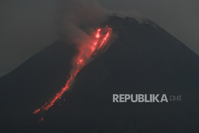 Guguran lava pijar Gunung Merapi terlihat dari Turi, Sleman, DIY