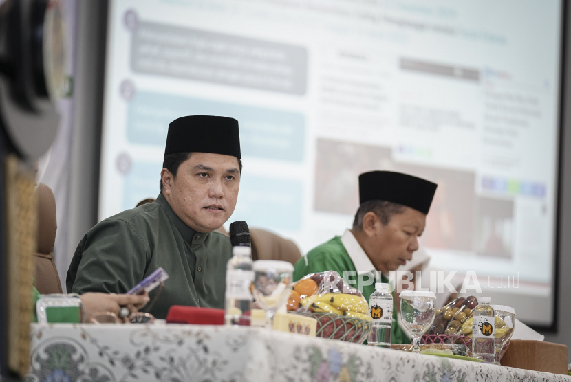 Menteri BUMN Erick Thohir (kiri) didampingi Wakil Ketua Umum Partai Persatuan Pembangunan (PPP) Arsul Sani (kanan) menyampaikan paparan saat menjadi pembicara pada Seminar Nasional dan Temu Tokoh Wanita Persatuan Pembangunan (WPP) di DPP PPP, Jakarta, Senin (31/10/2022). Acara tersebut mengangkat tema 