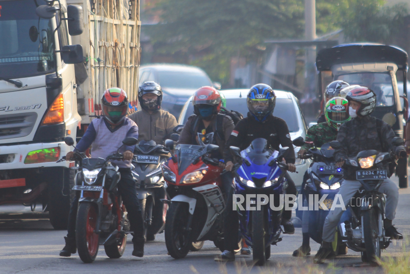 Pemudik sepeda motor melintas di Jalur Pantura Indramayu, Jawa Barat, Jumat (22/5/2020). 