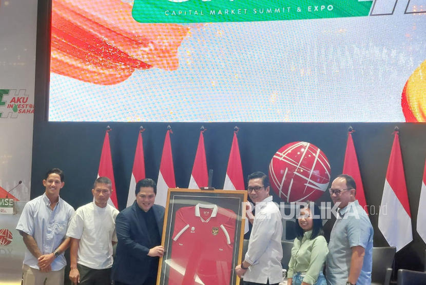 Ketua Yayasan Bakti Sepak Bola Indonesia Erick Thohir bersama mantan pesepak bola dalam acara Capital Market Summet & Expo 2023 di Gedung Bursa Efek Indonesia, Sabtu (28/10/2023). 