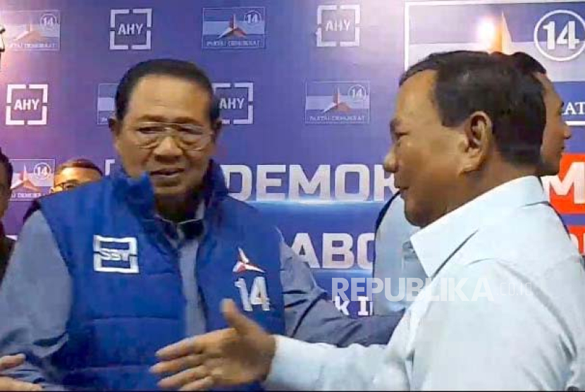 Capres nomor urut 2, Prabowo Subianto bertemu dengan Ketua Majelis Tinggi Partai Demokrat, Susilo Bambang Yudhoyono (SBY) saat kampanye akbar di GOR Gajayana, Kota Malang, Jawa Timur, Kamis (1/2/2024).