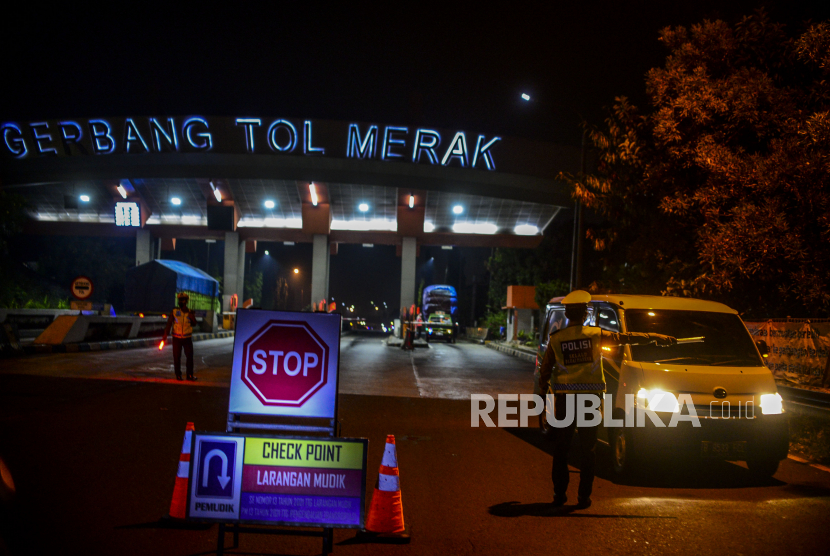 Gerbang Tol Merak di Cilegon, Banten, Kamis (6/5). Insiden kecelakaan lalu lintas terjadi antara dua truk di Jalan Tol Jakarta Merak KM 14.300, Tangerang pada Senin (11/10) sore. Satu orang sopir dikabarkan terluka dalam peristiwa tersebut.