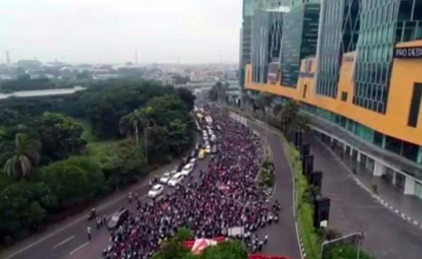 Hari Pertama PSBB, Kendaraan Sempat Menumpuk di Pintu Masuk Surabaya