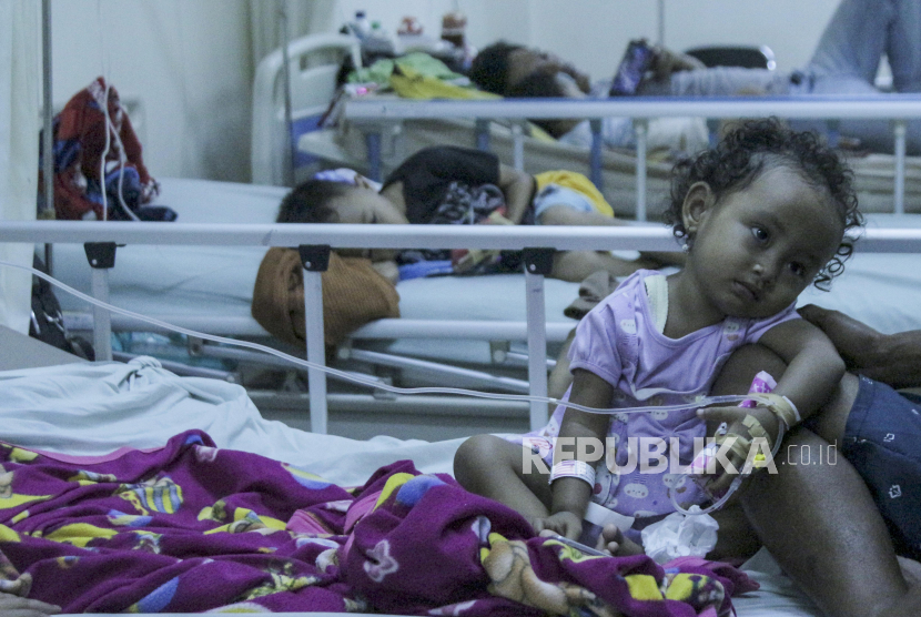 Korban keracunan makanan menjalani perawatan medis di RSUD Sekarwangi, Cibadak, Kabupaten Sukabumi, Jawa Barat, Rabu (5/6/2024). 