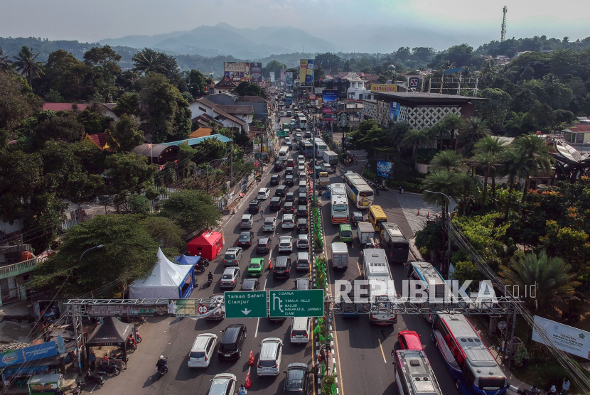 Foto udara kepadatan kendaraaan saat diberlakukan sistem satu arah di Puncak, Bogor.
