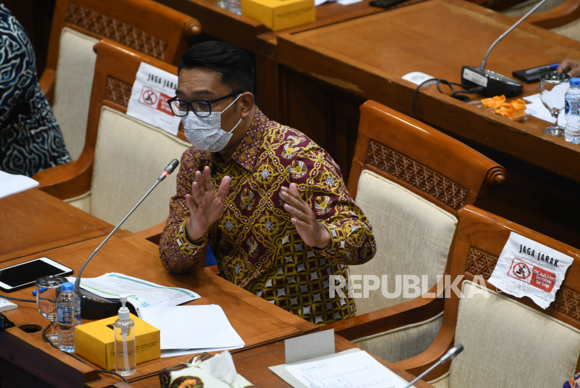 Ketua Asosiasi Daerah Penghasil Migas dan Energi Terbarukan (ADPMET) yang juga Gubernur Jawa Barat Ridwan Kamil mengikuti rapat dengar pendapat dengan Komisi VII DPR di kompleks Parlemen, Senayan, Jakarta, Senin (5/4/2021). Rapat dengar pendapat (RDP) tersebut membahas RUU tentang Energi Baru dan Terbarukan (EBT) dari perspektif kepala daerah.