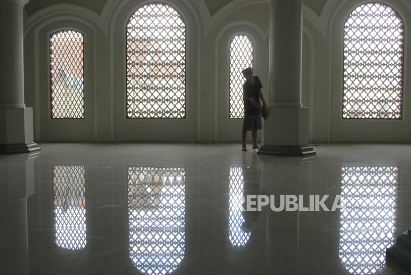 di Masjid Agung Jamik, Malang, Jawa Timur. Masjid adalah pusat peradaban Islam sepanjang sejarah
