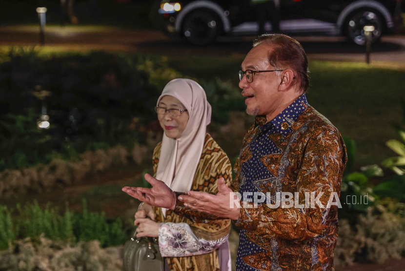 Perdana Menteri Malaysia Anwar Ibrahim, kanan, dan istrinya Wan Azizah Wan Ismail  