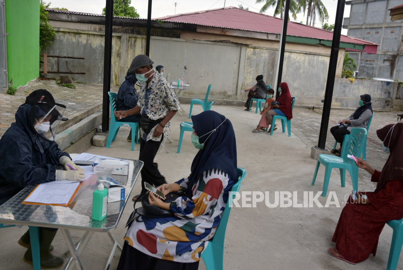 Sejumlah warga mengikuti tes cepat (rapid test) COVID-19 di Puskesmas Senapelan, Kota Pekanbaru, Riau, Kamis (2/4/2020). Seluruh Puskesmas di Pekanbaru menggelar rapid test serentak yang diprioritaskan untuk Tenaga Kerja Indonesia (TKI) berstatus Orang Dalam Pemantauan (ODP), karena jumlah jumlah ODP di Provinsi Riau meningkat drastis hingga lebih dari 20
