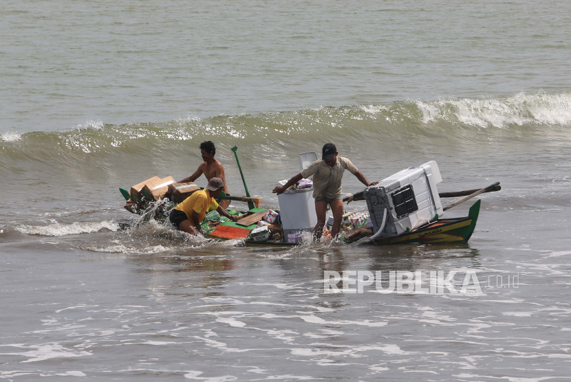 Sejumlah nelayan membawa barang-barang yang berhasil diselamatkan Teugoh, Samatiga, Aceh Barat, Aceh, Rabu (6/4/2022). (ilustrasi).