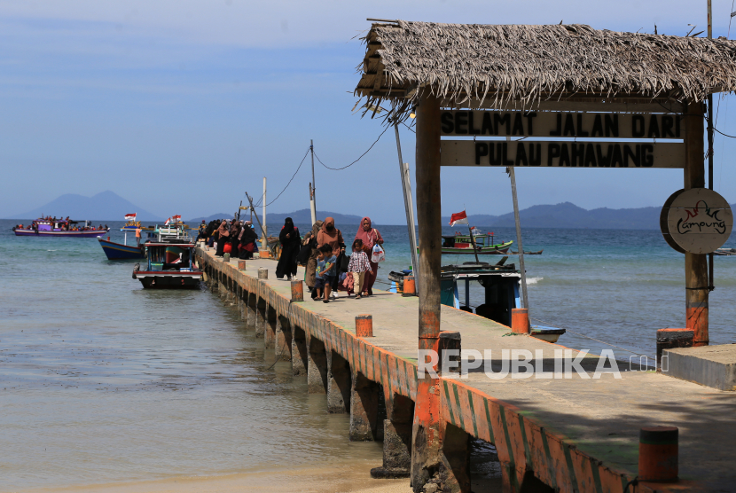Wisatawan tiba di dermaga Pulau Pahawang, Pesawaran, Lampung. 