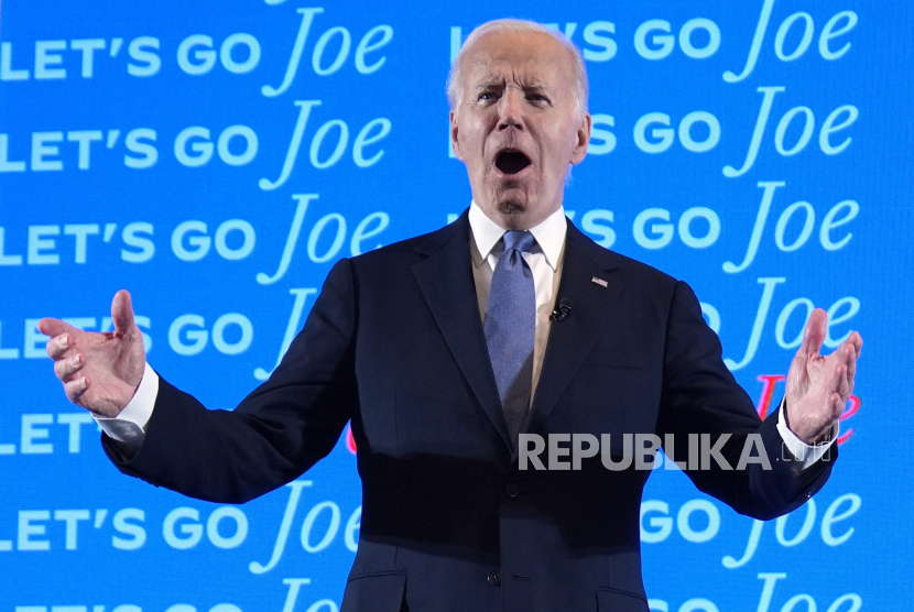 Presiden Amerika Serikat Joe Biden memaparkan jawabannya saat debat melawan mantan presiden AS Donald Trump yang diselenggarajan oleh CNN,  Kamis (28/6/2024).