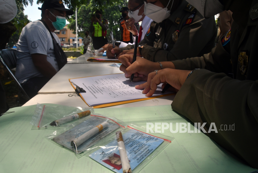 Personel Satpol PP Kota Bogor mencatat warga yang melanggar tindak pidana ringan (tipiring).