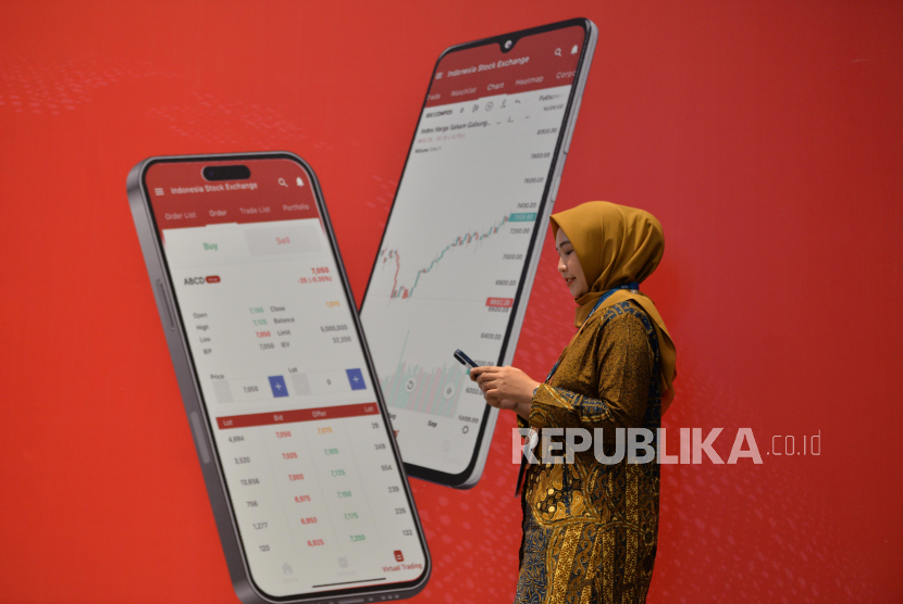 Karyawan mengakses Rekening Dana Nasabah (RDN) Online di Bursa Efek Indonesia, Jakarta, Selasa (16/1/2024).