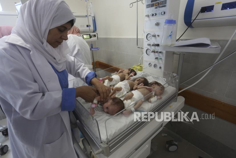 Staf medis merawat bayi Palestina yang lahir prematur yang dibawa dari Rumah Sakit Shifa di Kota Gaza ke rumah sakit di Rafah, Jalur Gaza, Ahad, (19/11/2023).