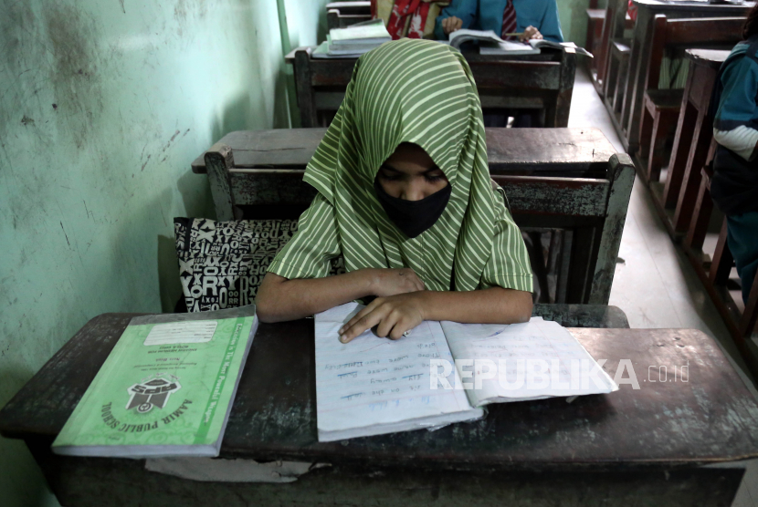 Pakistan Wajibkan Siswa Belajar Bahasa Arab. Siswa menghadiri hari pertama pembukaan kembali bertahap Sekolah Dasar, Menengah dan Universitas di Karachi, Pakistan, 01 Februari 2021. Pemerintah Pakistan pada 01 Februari, membuka kembali lembaga pendidikan untuk melanjutkan kelas dasar sebagai bagian dari pembukaan kembali sekolah bertahap setelah pandemi.