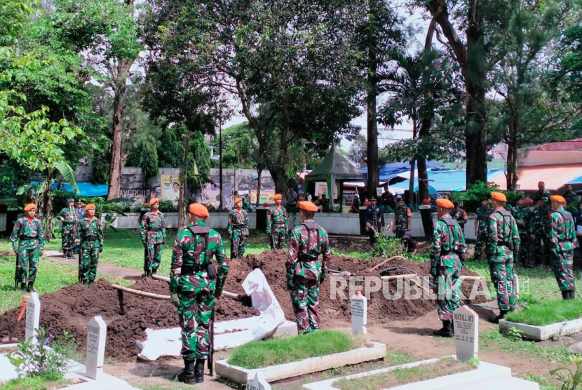 Sejumlah anggota TNI Angkatan Udara (AU) tengah gladi resik upacara pemakaman untuk para awak pesawat Super Tucano yang gugur di Taman Makam Pahlawan (TMP) Untung Suropati, Kota Malang, Jumat (17/11/2023).