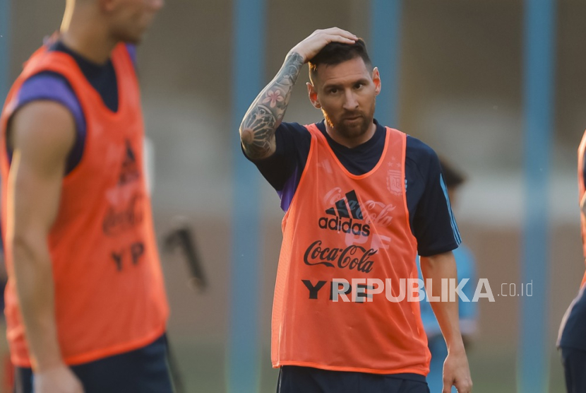 Lionel Messi berlatih bersama rekan satu timnya dari timnas sepak bola Argentina di Buenos Aires, Argentina, Rabu (11/10/2023) WIB.