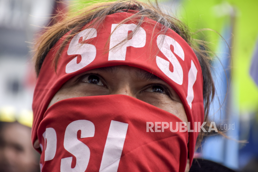 Buruh dari berbagai serikat buruh berunjuk rasa. Ribuan buruh dari berbagai organisasi di Palembang melakukan aksi unjuk rasa meminta Gubernur Sumatra Selatan Herman Deru menaikkan upah minimum provinsi (UMP) tahun 2022.