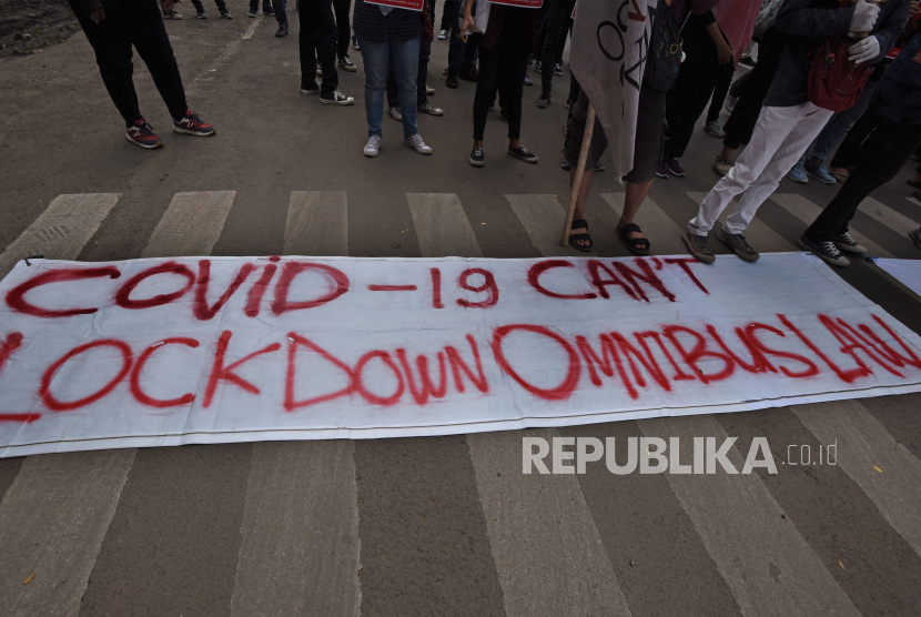 Sejumlah mahasiswa yang tergabung dalam Aliansi Pejuang Hak-hak Buruh berunjuk rasa di Alun-alun Serang, Banten, beberapa waktu lalu. Mereka menolak pengesahan RUU Omnibus Law dan mendesak Pemerintah untuk membatalkanya. 