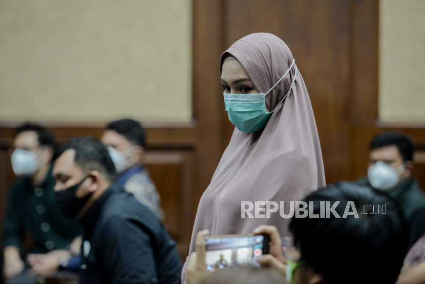 Saksi Pinangki Sirna Malasari bersiap menjalani pemeriksaan sebagai saksi saat sidang lanjutan di Pengadilan Tipikor, Jakarta, Selasa (29/12). 