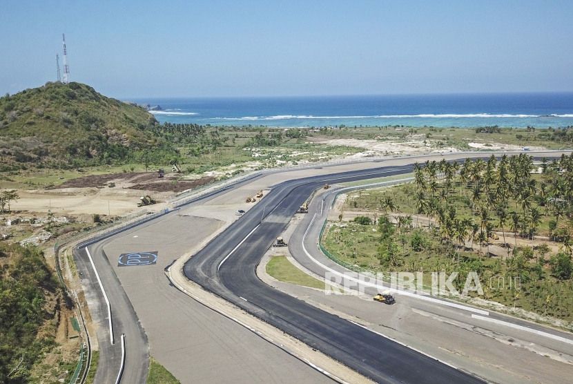 Foto udara tikungan ke 5 dan tikungan ke 6 lintasan Mandalika International Street Circuit di Kawasan Ekonomi Khusus (KEK) Mandalika, Pujut, Praya, Lombok Tengah, NTB, Ahad (15/8/2021). 