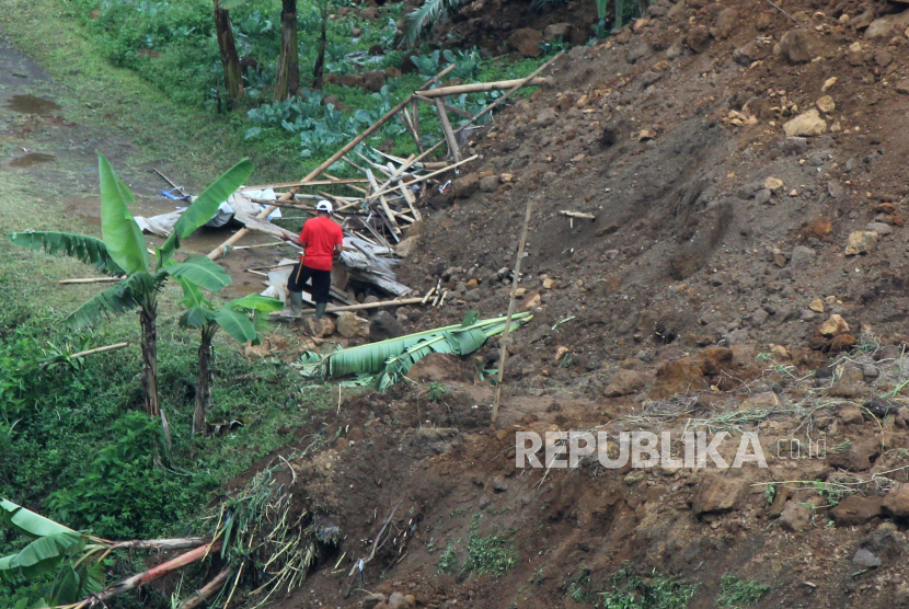 Warga memeriksa gubuk yang tertimbun longsor tebing setinggi 40 meter (ilustrasi).