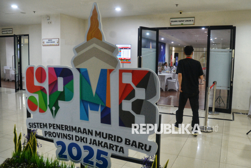 Warga bersiap mencari informasi terkait Sistem Penerimaan Murid Baru (SPMB) di Posko Pelayanan SPMB di Kantor Dinas Pendidikan DKI Jakarta, Rabu (4/6/2025). Dinas Pendidikan Provinsi DKI Jakarta membuka posko pelayanan SPMB untuk membantu masyarakat mendapatkan informasi terkait seluruh proses seleksi penerimaan murid baru. Selain itu layanan ini bisa diakses secara daring ataupun luring dan gratis, baik melalui telepon, WhatsApp, maupun layanan langsung di posko-posko yang telah ditentukan dan tersebar di seluruh wilayah administratif Jakarta. Dengan kehadiran posko Layanan SPMB ini, diharapkan bisa membuat proses seleksi masuk sekolah berjalan lebih mudah dan transparan.