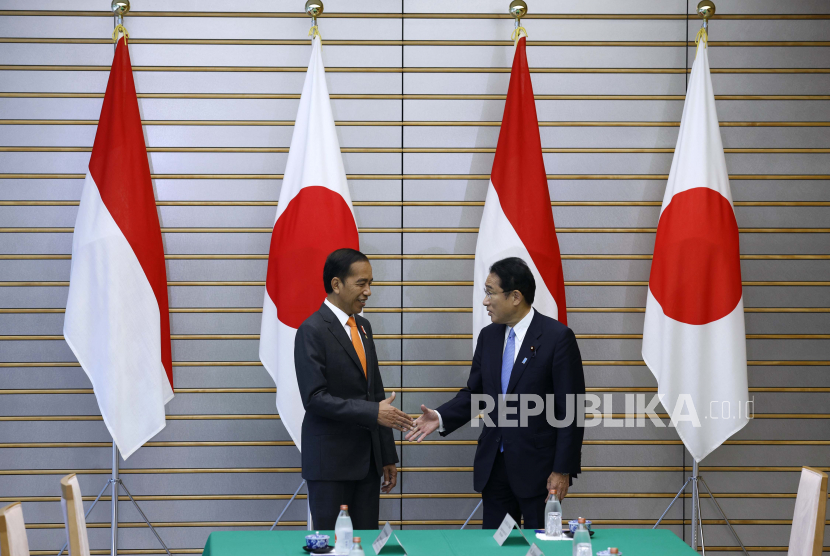 Presiden Joko Widodo (kiri) dan Perdana Menteri Jepang Fumio Kishida bertemu di kediaman resmi perdana menteri di Tokyo, Rabu, 27 Juli 2022.