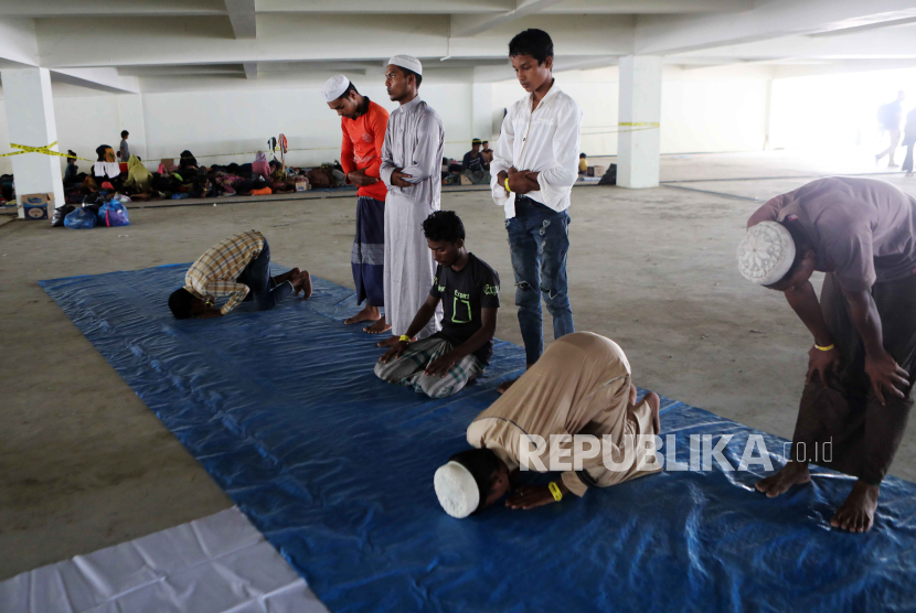 Para imigran Rohingya sedang menunaikan sholat di basement penampungan di Kota Banda Aceh, Provinsi Aceh, 13 Desember 2023. 