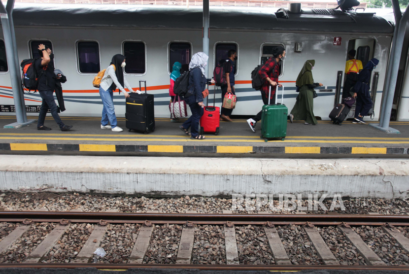 Sejumlah penumpang berjalan menuju Kereta Api (KA) Ranggajati di Stasiun Gubeng Surabaya, Jawa Timur, Jumat (29/4/2022). Menurut data PT Kereta Api Indonesia (KAI) Daop 8 Surabaya, sejak H-10 (22/4/2022) sampai H-3 (29/4/2022), jumlah total penumpang kereta api yang berangkat dari stasiun-stasiun di wilayah kerja PT KAI Daop 8 Surabaya sebanyak 96.063 orang sedangkan untuk penumpang yang turun sebanyak 86.974 orang. 