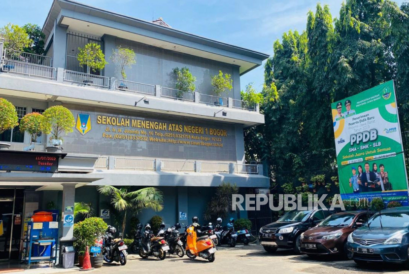 Sejumlah orangtua calon peserta didik mendatangi SMAN 1 Bogor pada Selasa (11/7/2023). DPRD Jabar mendorong Pemkot Bogor untuk membangun sekolah negeri yang baru.