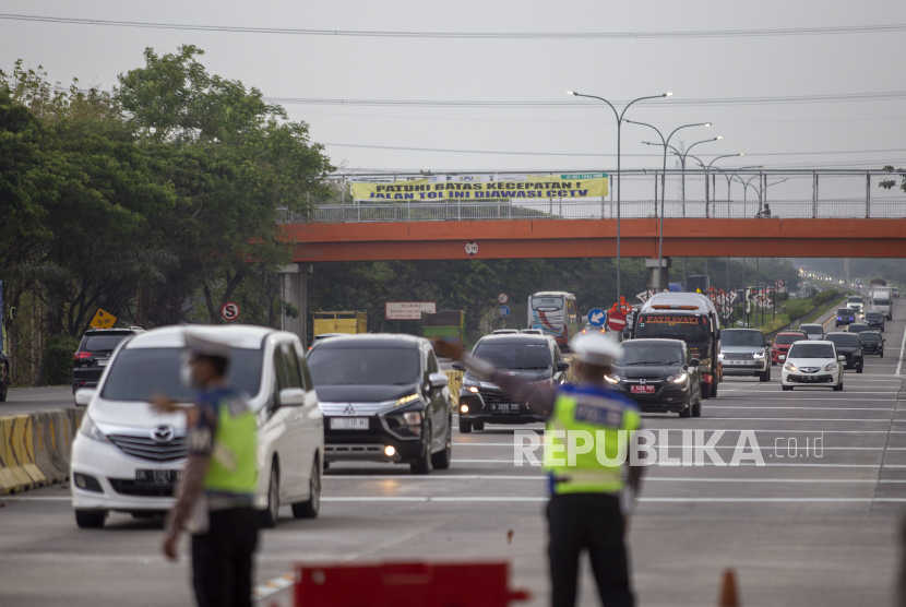 Personel Satlantas Polres Cirebon Kota mengatur lalu lintas kendaraan yang melintas jalan tol Cipali, Palimanan, Cirebon, Jawa Barat.