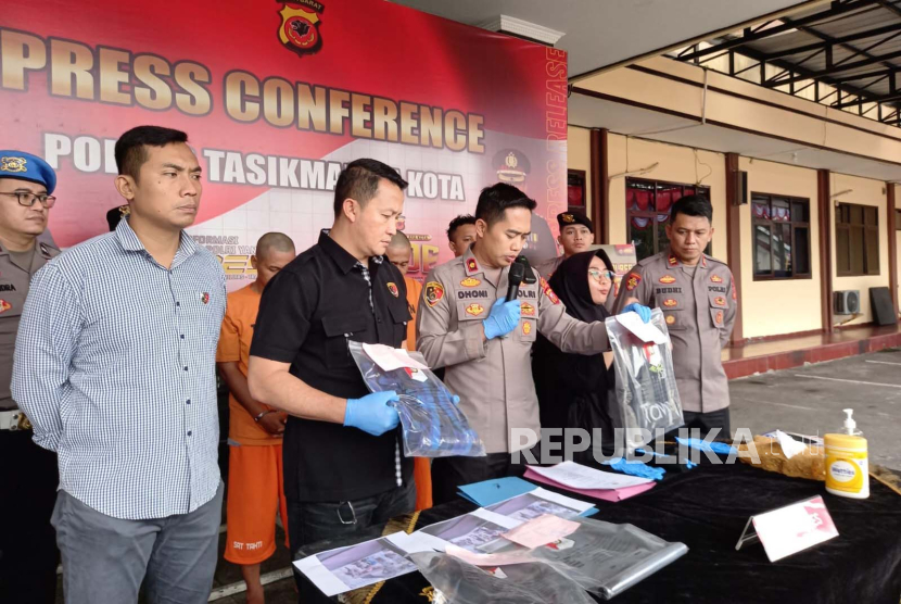 Wakil Kepala Polres Tasikmalaya Kota Kompol Dhoni Erwanto menggelar konferensi pers terkait kasus pengeroyokan terhadap sopir mobil tangki Pertamina, Kamis (3/8/2023). 