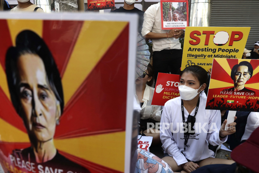 Para pengunjuk rasa memegang spanduk yang menyerukan pembebasan Penasihat Negara Myanmar yang ditahan, Aung San Suu Kyi selama protes terhadap kudeta militer di Yangon, Myanmar, 14 Februari 2021. Protes terhadap kudeta militer terus berlanjut di seluruh negeri meskipun ada perintah yang melarang pertemuan massal dan laporan polisi menangkap pengunjuk rasa anti-kudeta dalam penggerebekan malam hari. Junta militer Myanmar pada 13 Februari memerintahkan penangkapan beberapa aktivis anti-kudeta terkemuka sambil menangguhkan undang-undang privasi yang melarang polisi menahan tersangka atau menggeledah properti pribadi tanpa surat perintah pengadilan.