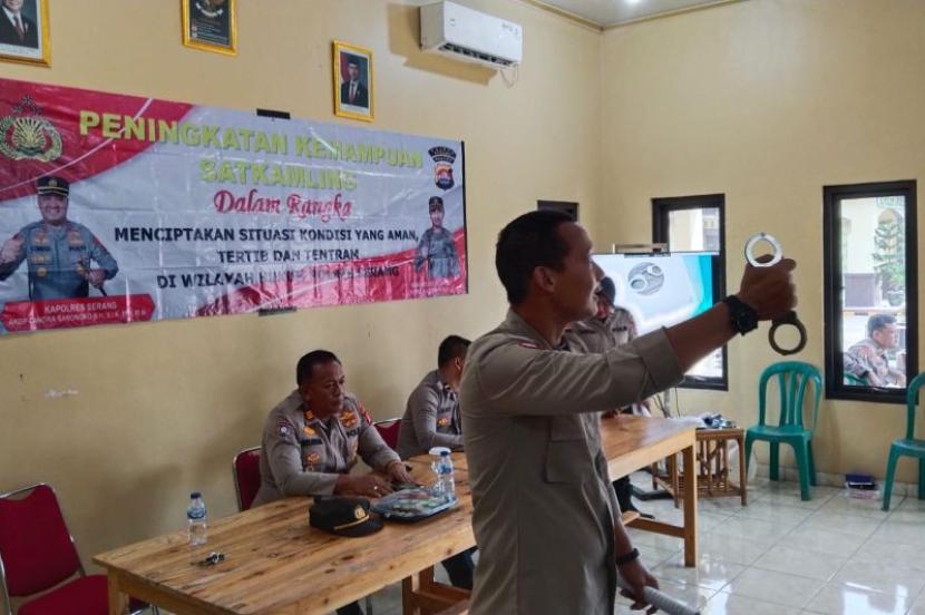 Polres Serang Banten latih ketua Satkamling untuk perkuat keamanan.