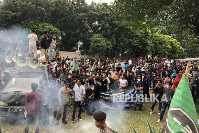 Ratusan massa yang terdiri dari organisasi mahasiswa Pengurus Besar Pergerakan Mahasiswa Islam Indonesia (PB PMII), Himpunan Mahasiswa Islam (HMI), dan Ikatan Mahasiswa Muhammadiah (IMM) melakukan aksi demo di depan Gedung Merah Putih KPK, Jakarta Selatan, Kamis (6/4/2023). 