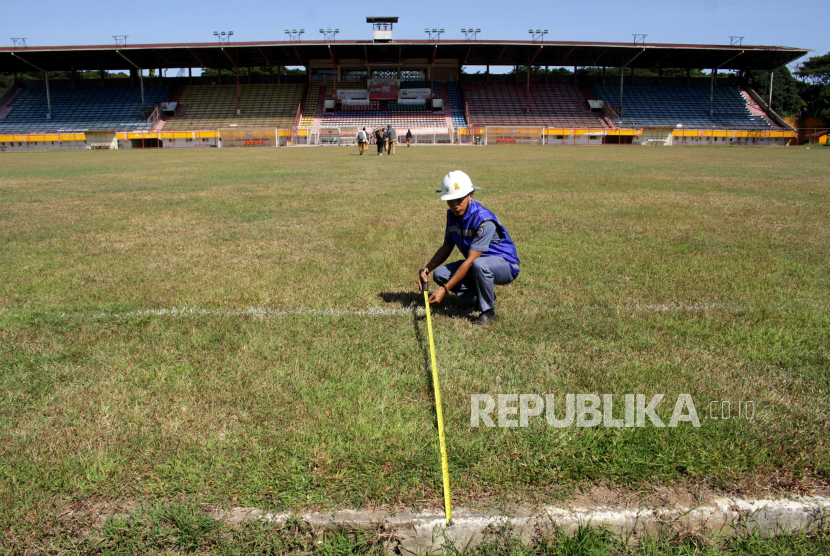 Petugas mengukur luas bangunan Stadion Mattoanging, di Makassar, Sulawesi Selatan, Selasa (28/7/2020). Renovasi stadion yang telah resmi dikelola oleh Pemerintah Provinsi Sulawesi Selatan tersebut membutuhkan dana sebesar Rp900 miliar dan menjadi salah satu proyek strategis pemerintah setempat. 