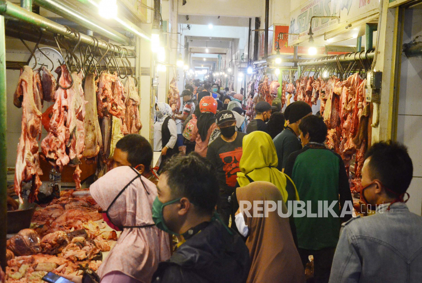 Jelang Ramadhan, pengunjung memadati kios daging sapi di Pasar Panorama, Kecamatan Lembang Kabupaten Bandung Barat, Kamis (23/4). Jelang Ramadhan harga daging sapi naik dari Rp 110.000 saat ini Rp 120.000-Rp 130.000 per kilogram.