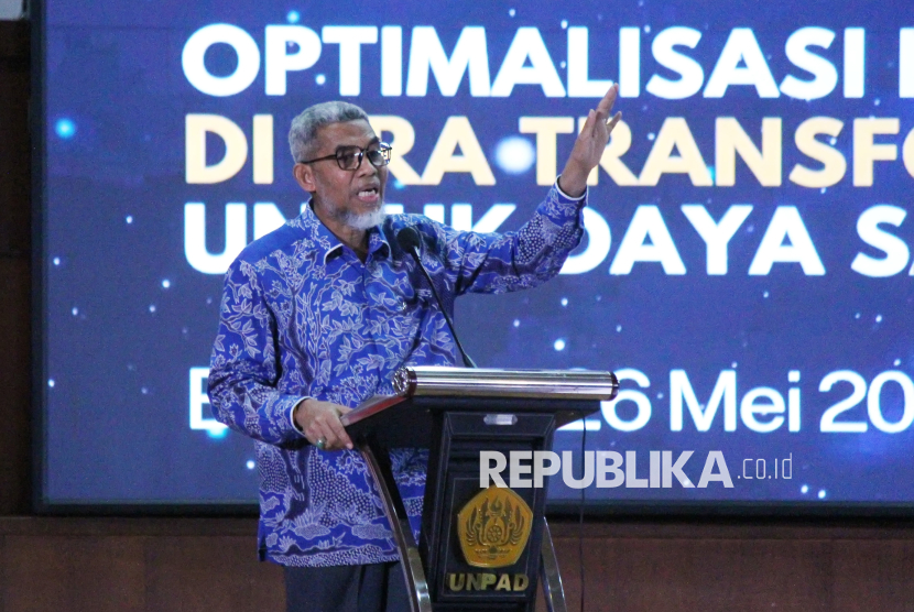 Direktur Jenderal kekayan Intelektual, Razilu menyampaikan pemaparan saat Studium Generale bertajuk Optimalisasi Kekayaan Intelektual di Era Transformasi Digital dalam Mendukung Daya Saing Negeri bersama Kementerian Hukum RI dan Universitas Padjadjaran (Unpad), di Graha Sanusi Unpad, Kota Bandung, Senin (26/5/2025). Dalam kesempatan itu disampaikan pentingnya Kekayaan Intelektuan (KI) di era digital di antaranya melindungi pembajakan dan pemalsuan, mendorong pertumbuhan industri