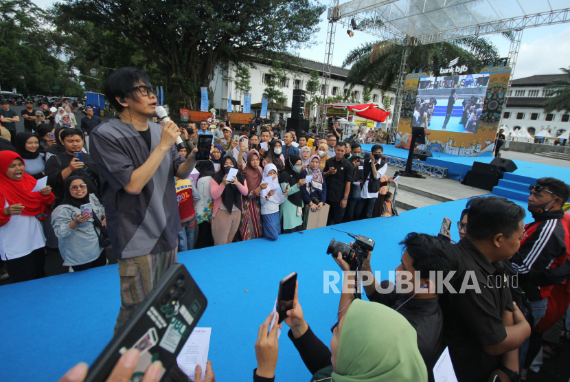 Musisi Armand Maulana tampil menghibur warga saat puncak acara Bulan Berbagi On The Street (BUBOS) ke-7 di depan Gedung Sate, Kota Bandung, 