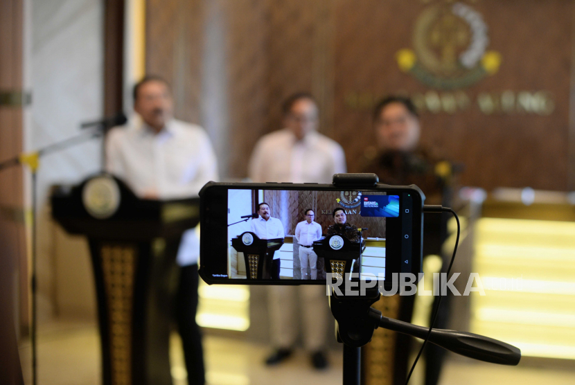 Pakar pidana Abdul Fickar Hadjar menilai jangkauan kejaksaan usut korupsi lebih luas dibanding KPK. Foto iJaksa Agung ST Burhanuddin dan Erick.