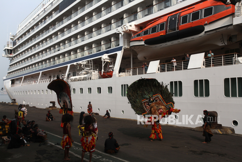Sejumlah seniman reog menyambut kedatangan kapal pesiar Viking Orion di Dermaga Jamrud Utara, Pelabuhan Tanjung Perak, Surabaya, Jawa Timur, Jumat (17/11/2023). 