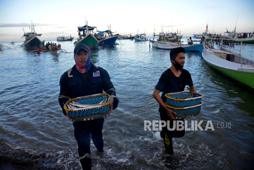 Nelayan mengangkat hasil tangkapan ikannya di Tempat Pelelangan Ikan (TPI) Be