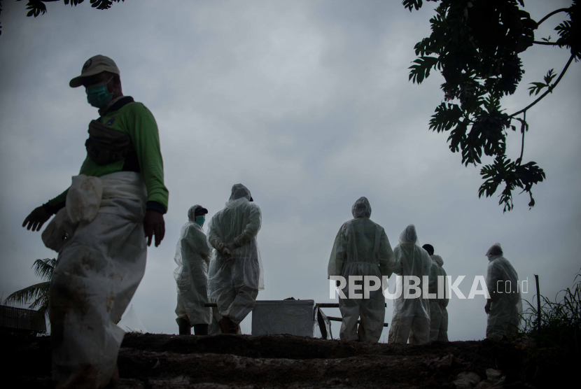 Pemkab Bandung baru mengupayakan lahan khusus untuk jenazah Covid-19. Foto petugas menggunakan pakaian alat pelindung diri (APD) saat memakamkan jenazah pasien Covid-19  (ilustrasi)